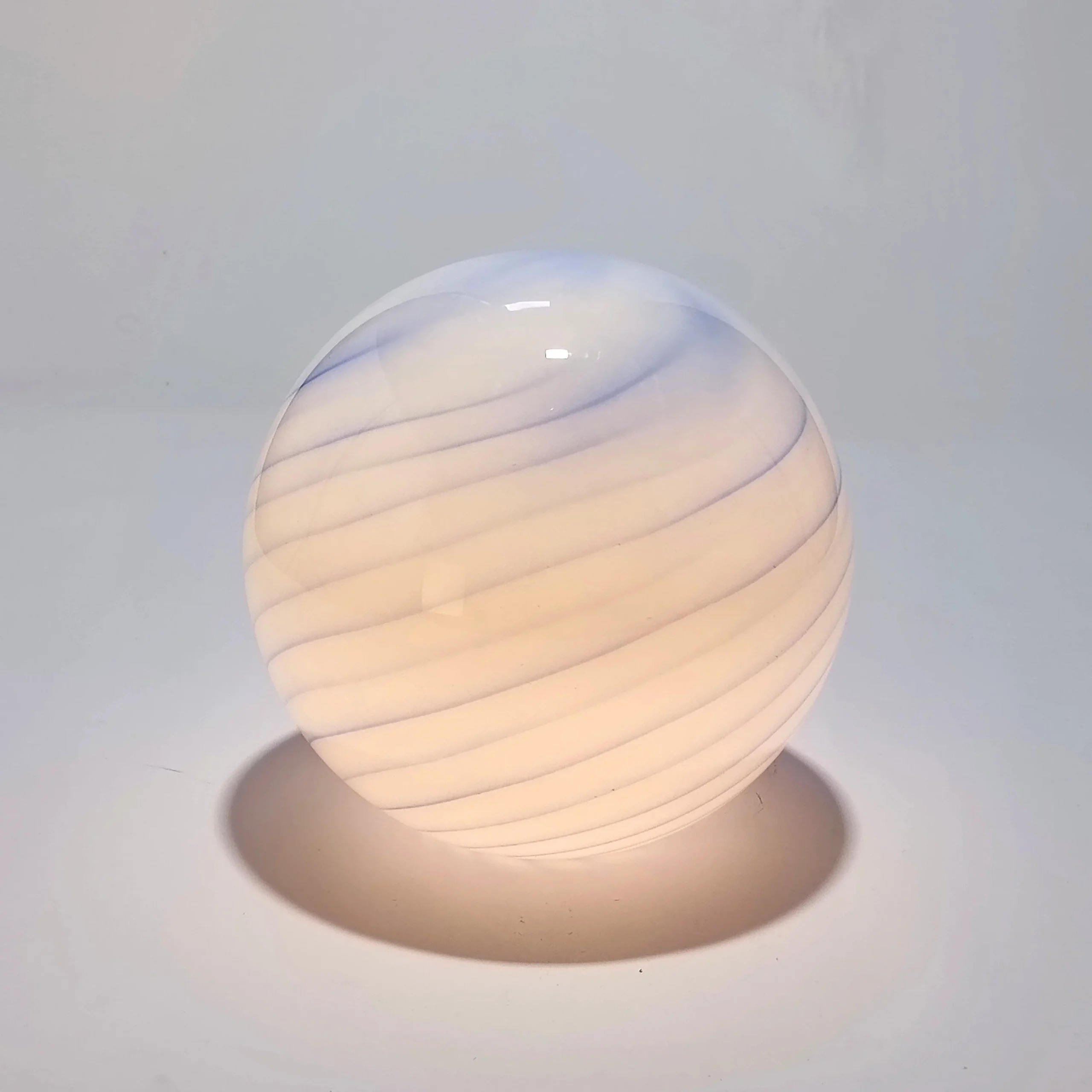 Lámpara de mesa inalámbrica de cristal opalino con espiral azul — Ø 25 cm