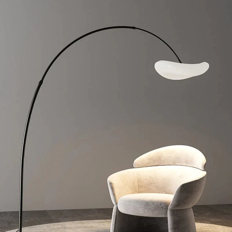 Mira Minimalista Irregularmente Metal LED Lámpara de Pie Negra/Blanca