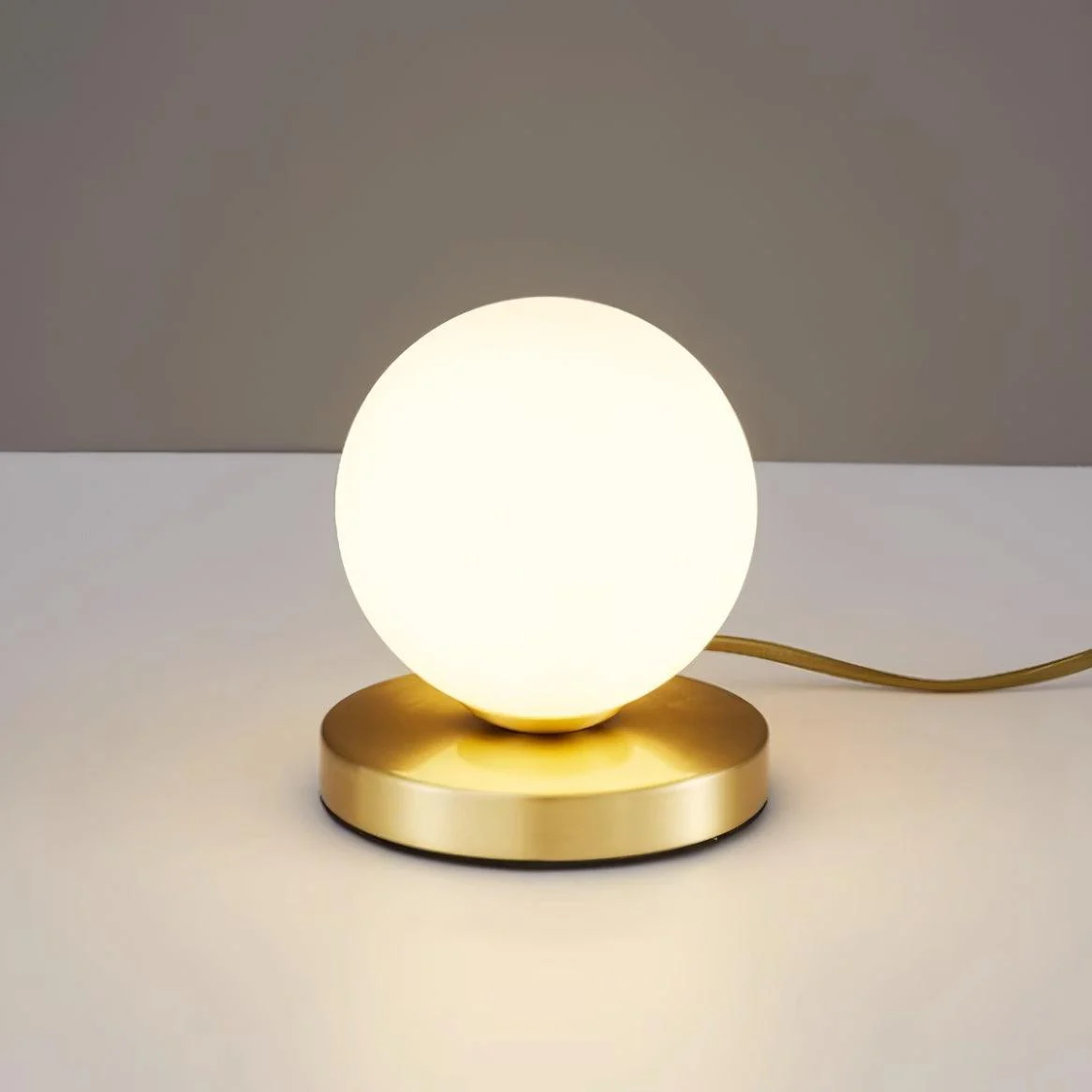 Orvex - Lámpara de Mesa de Vidrio Blanco y Cuerpo de Latón – Diseño Esférico y Elegante