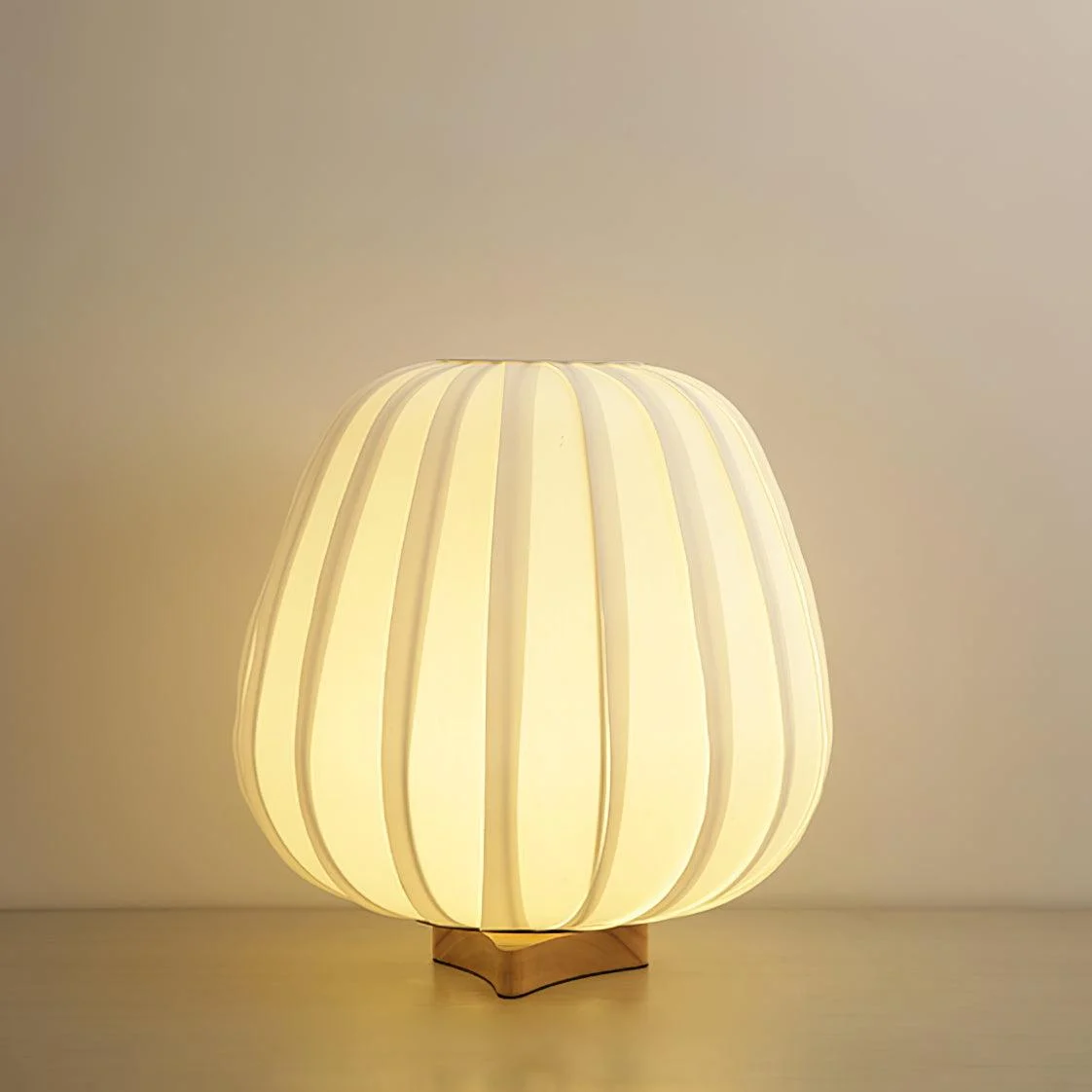 Zoril - Lámpara de Mesa Minimalista de Tela con Base de Madera – Diseño Moderno para Iluminar Tu Hogar