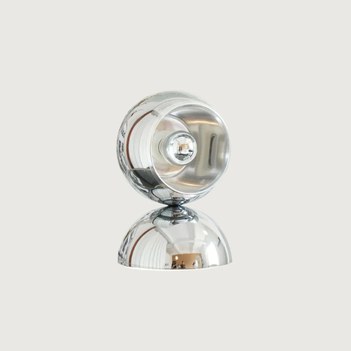 Zynea - Lámpara de Mesa Moderna con Diseño Elegante y Base E26/E27 - Ideal para Interiores