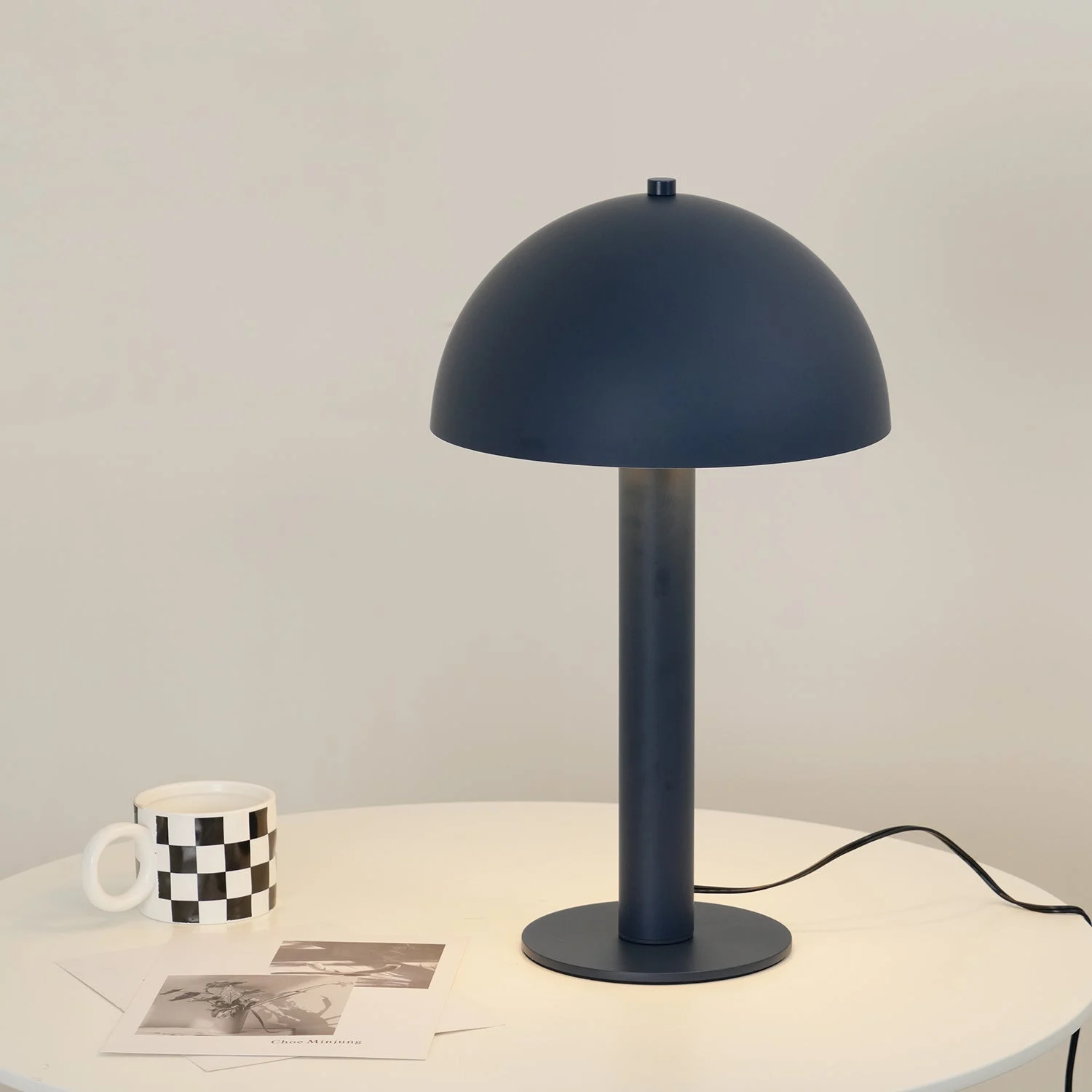 Alyne - Lámpara de Mesa con Diseño de Hongo – Cuerpo Metálico en Blanco - Azul y Cobre