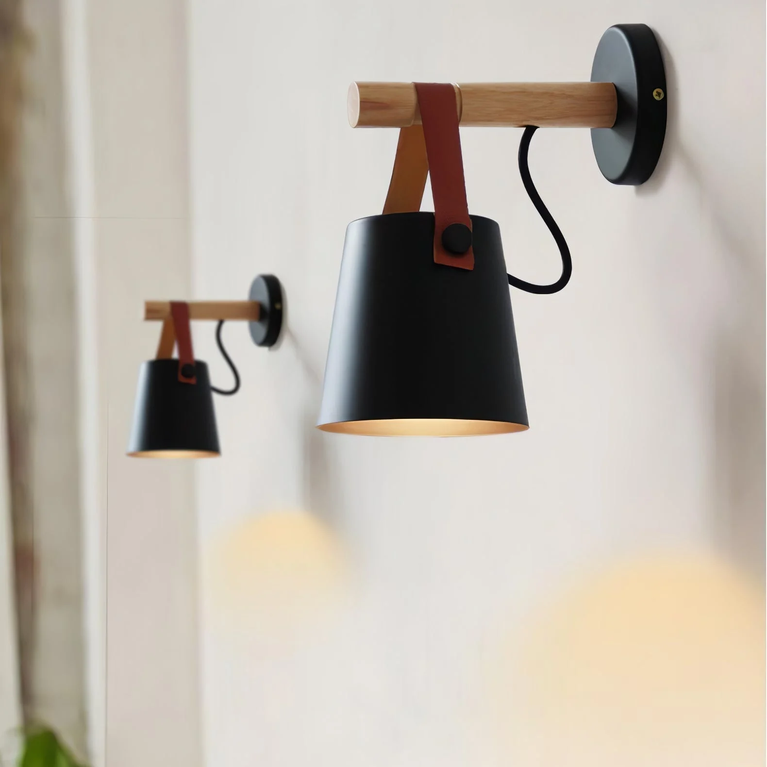 Solira - Lámpara de Pared Conical de Madera Escandinava con Luz LED Eficiente y Soporte de Cuero para Interiores