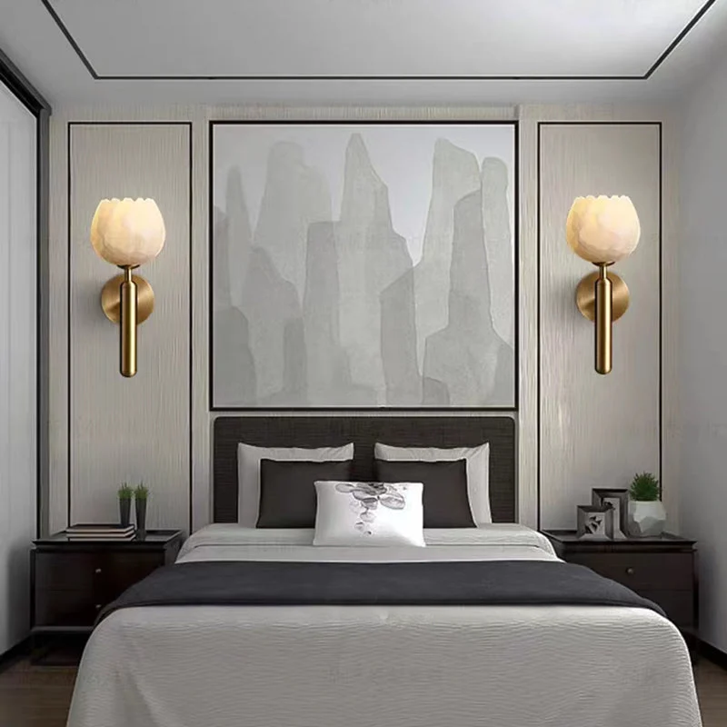 Lunari - Lámpara de Pared de Mármol Rosa y Cobre con Diseño Floral para Iluminación Elegante en Dormitorios y Salas de Estar