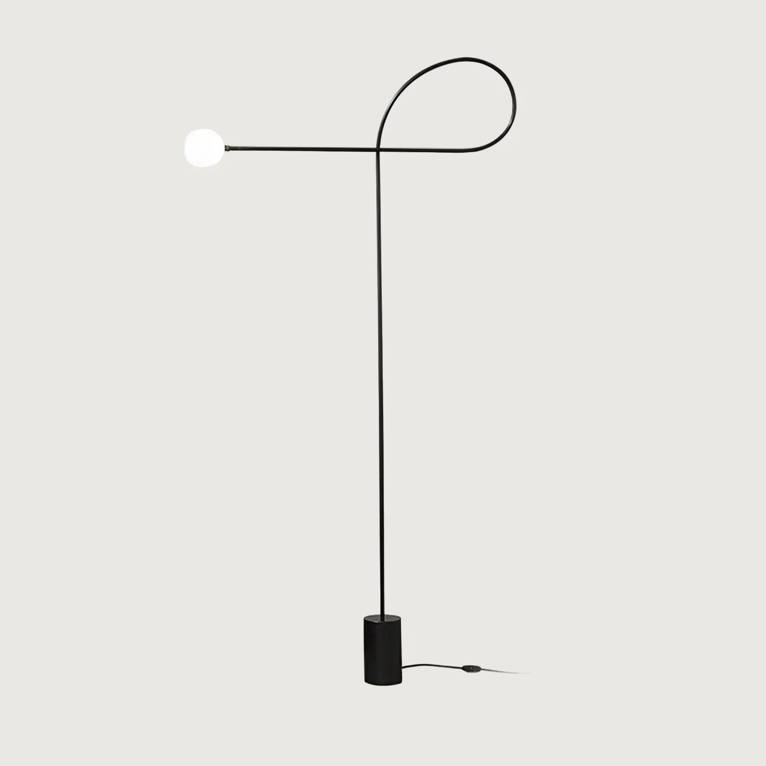 Syric - Lámpara de Pie Negra con Esfera de Vidrio y Base de Metal – Diseño Minimalista para Salón y Espacios Modernos