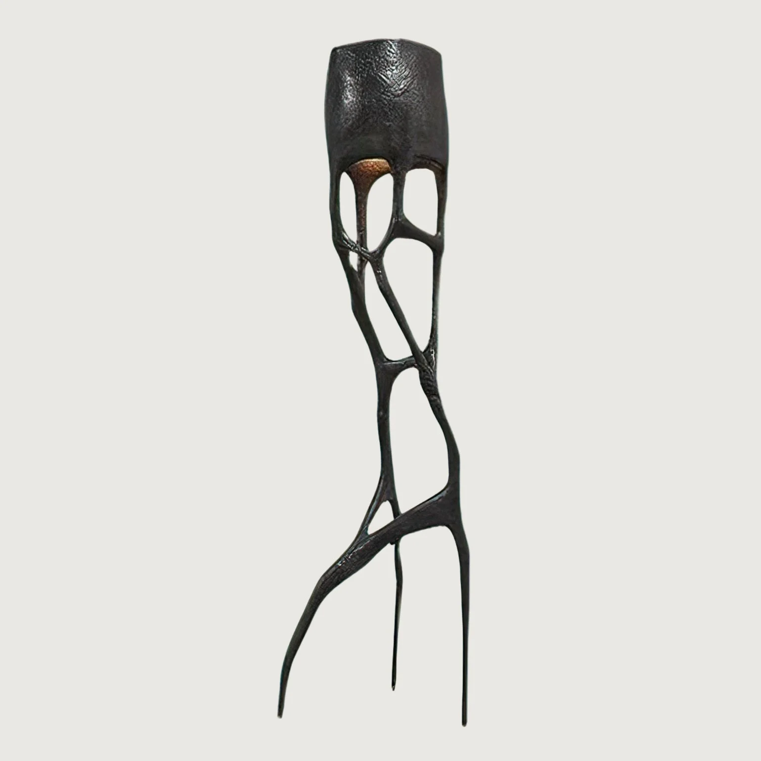 Navic - Lámpara de Pie Negra Escultural Moderna con Base de Metal y Plástico Reforzado para Interiores