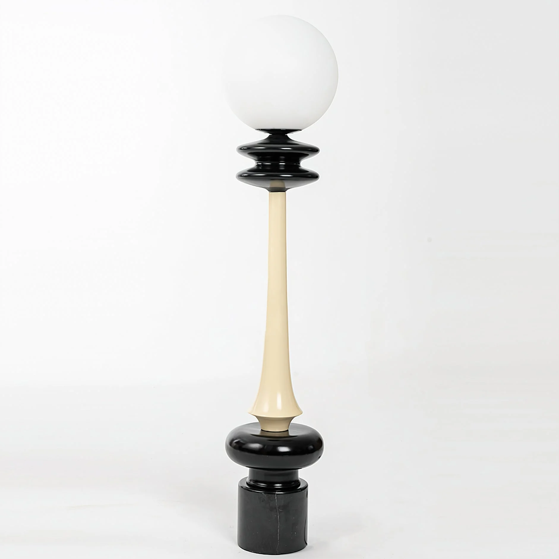 Miral - Lámpara de Pie Ajedrez - Diseño Tablero de Ajedrez de Peones con Cuerpo de Resina y Acrílico - Acabado Negro y Crema