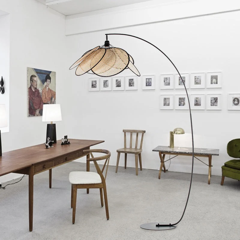 Orlis - Lámpara de Pie de Ratan Moderna con Luz Cálida – Iluminación Elegante para Salón y Hogar - Diámetro 70 cm - Altura 180 cm