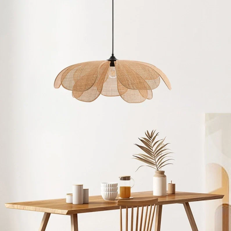 Lámpara colgante de mimbre regulable con forma de flor para comedor