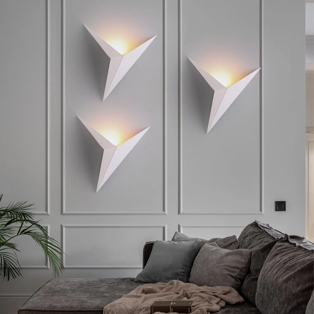 TriLuz – Lámpara de Pared Triangular Diseño Moderno
