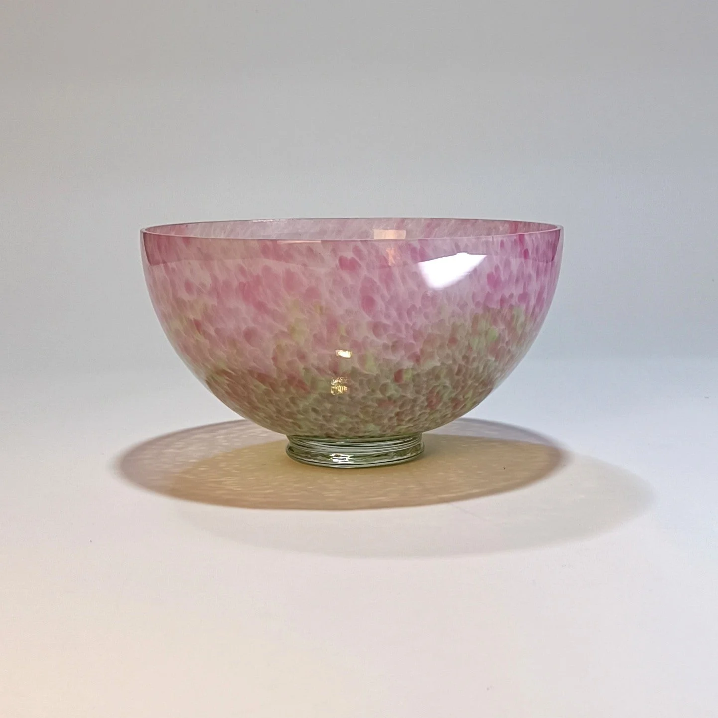 Taza decorativa en tonos rosa y verde