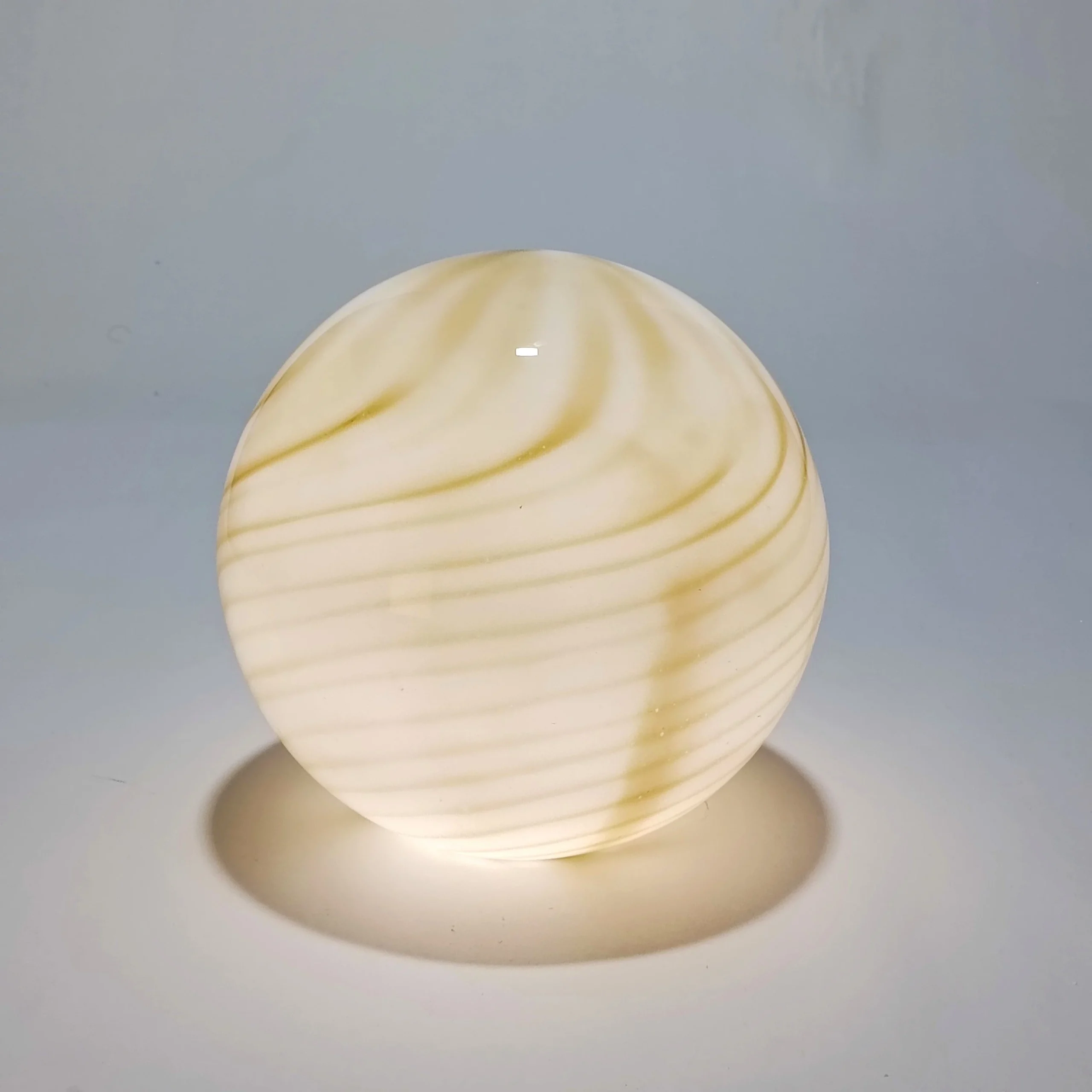 Lámpara de mesa inalámbrica de cristal opalino con espiral verde oliva — Ø 25 cm
