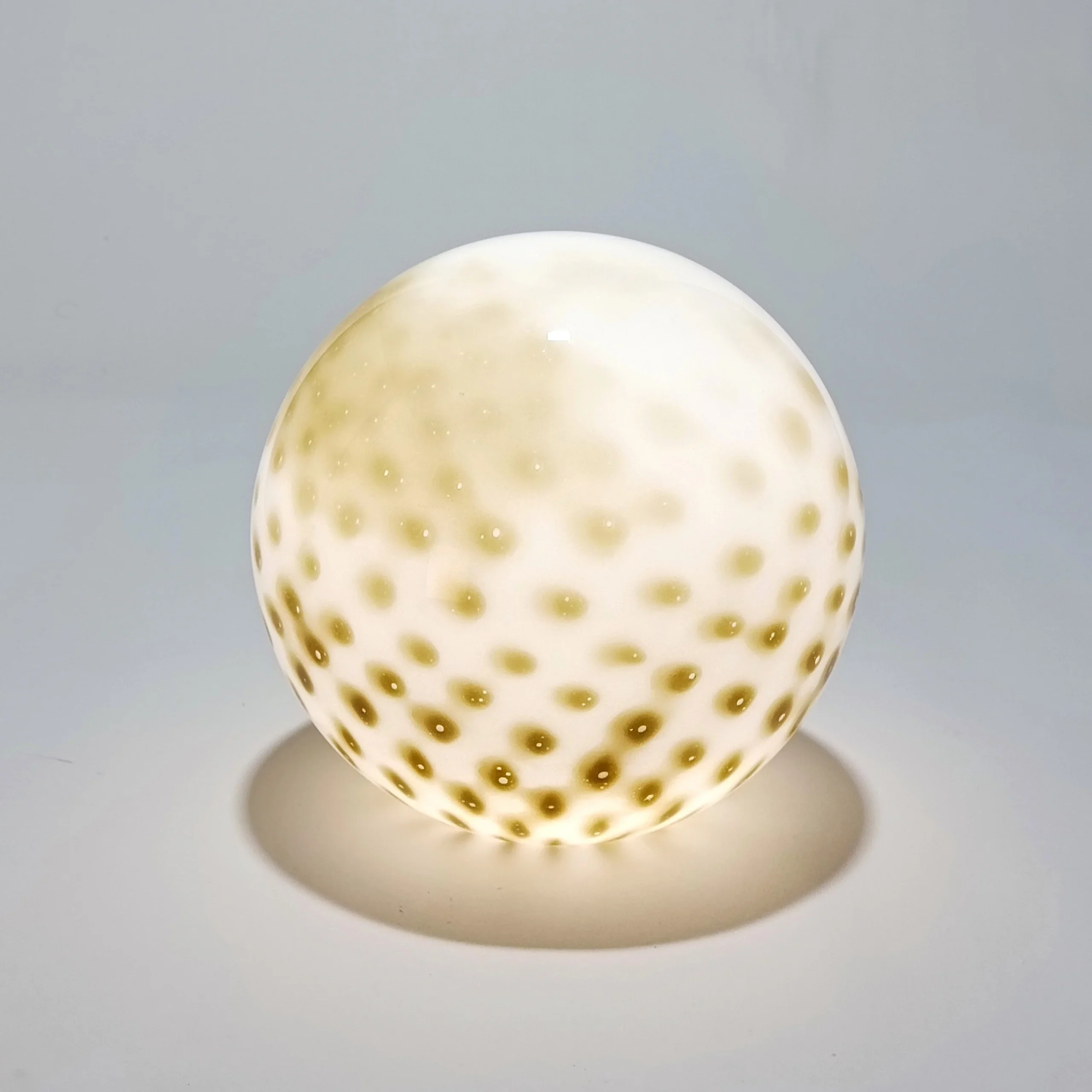 Lámpara de mesa inalámbrica de cristal opalino con lunares verde oliva — Ø 25 cm
