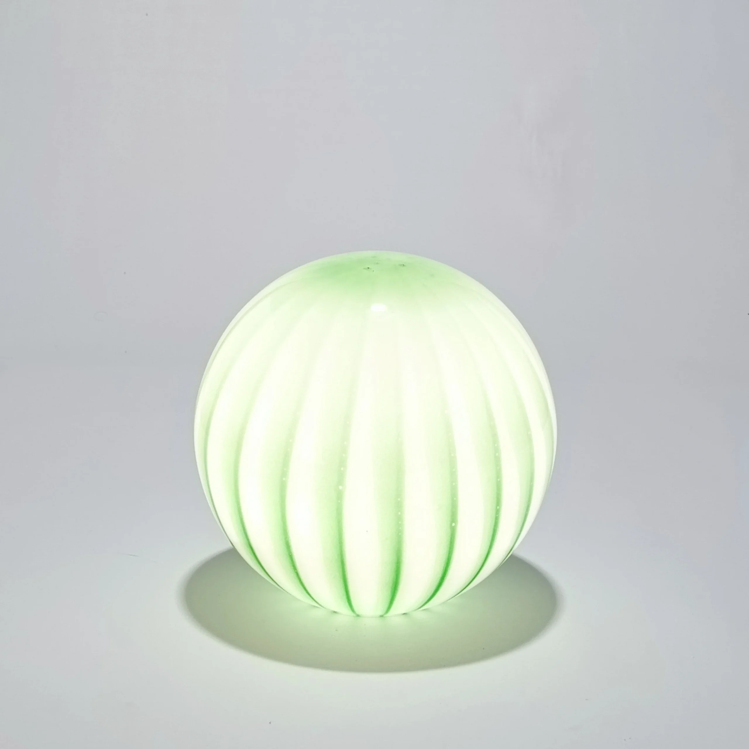 Lámpara de mesa inalámbrica de cristal verde opalino con rayos — Ø 25 cm