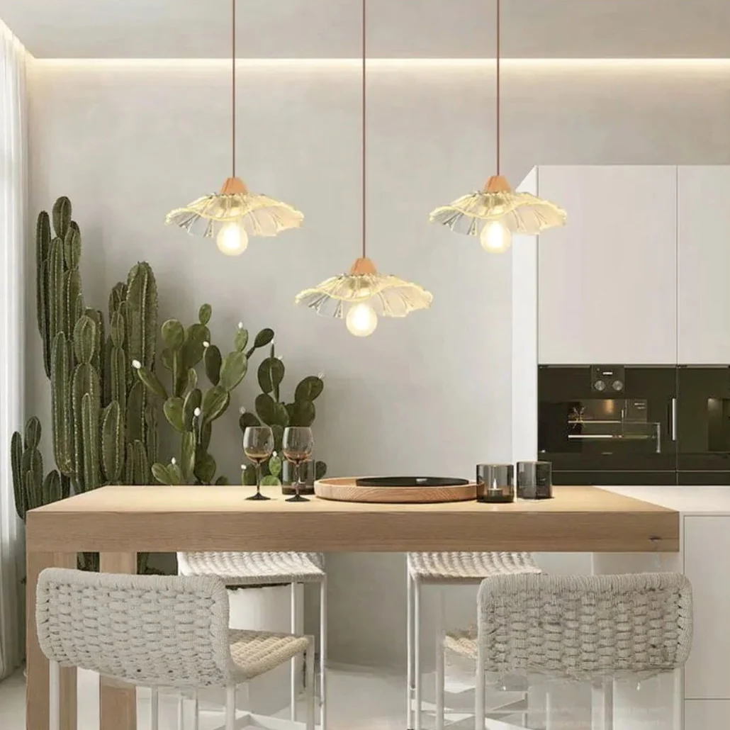 Lámpara colgante tipo flor tres luces de madera y cristal estilo nórdico para cocina