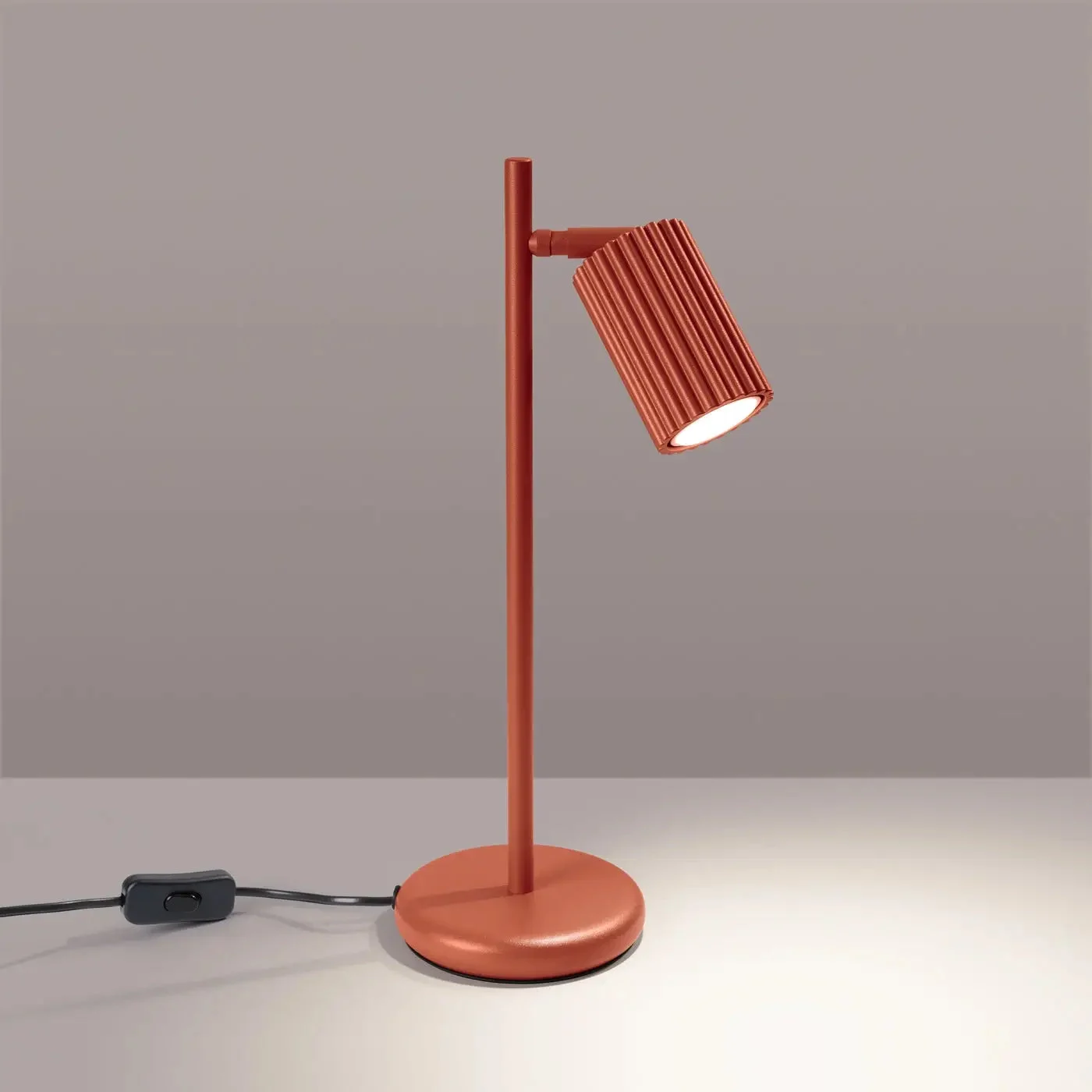 Lámpara de mesa KARBON, rojo ocre