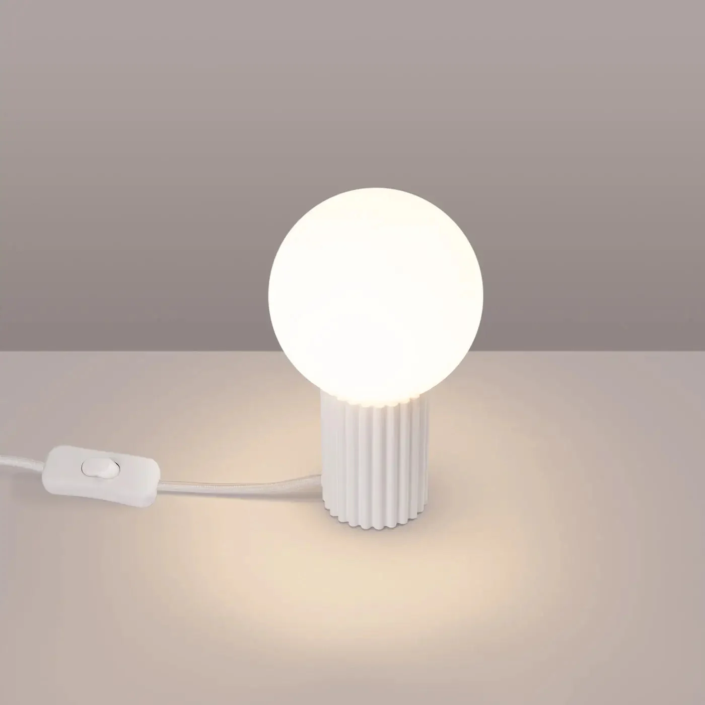 Lámpara de mesa blanca HALO