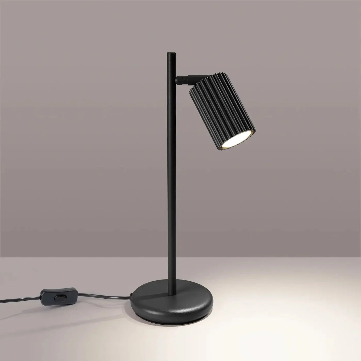 Lámpara de mesa negra KARBON