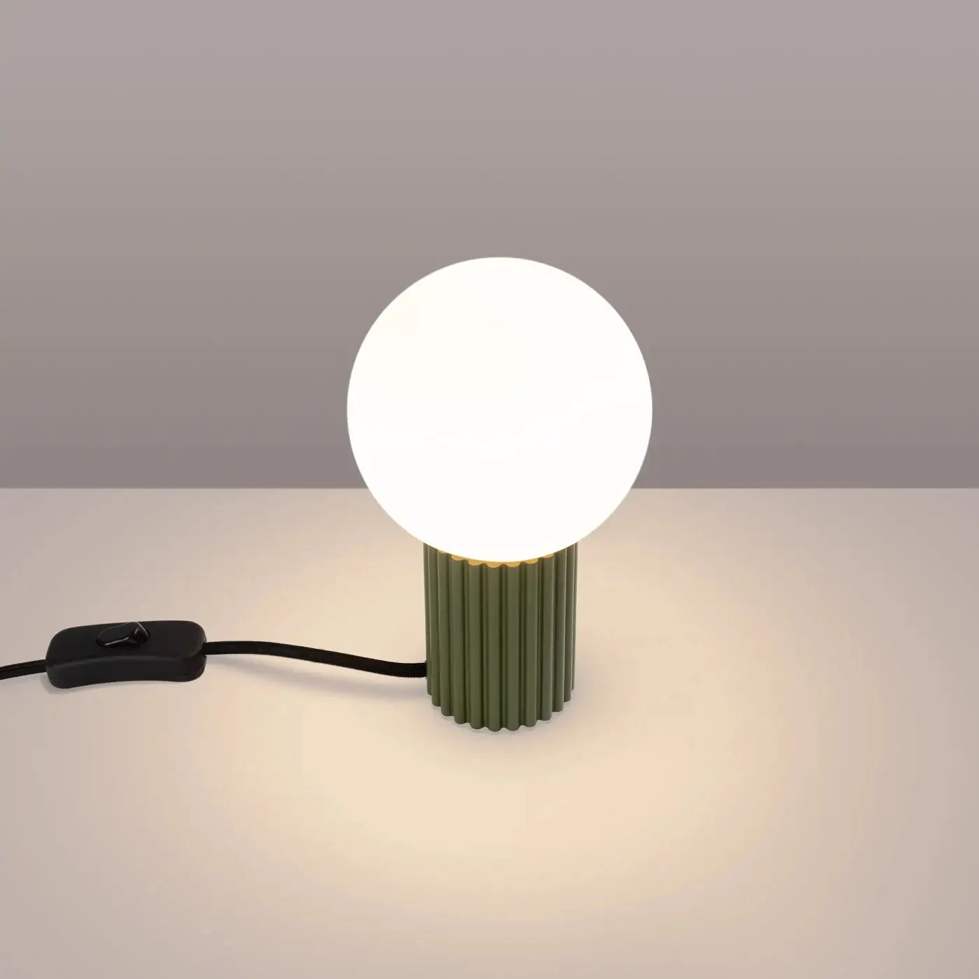 Lámpara de mesa HALO, verde oliva