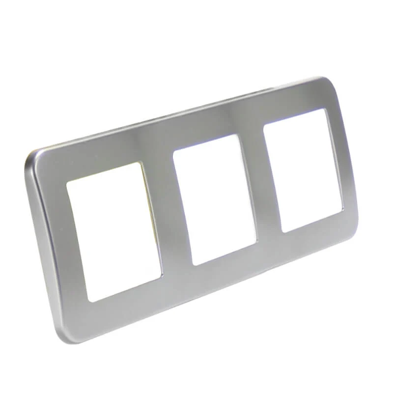 Marco de PC Empotrable Gris Basic para 3 Módulos