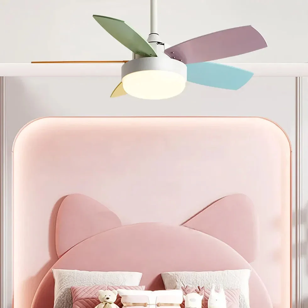 Ventilador de techo con mando a distancia y luz para habitación infantil