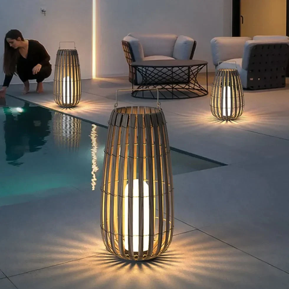 Lámpara solar de pie exterior de ratán LED estilo farol para terraza