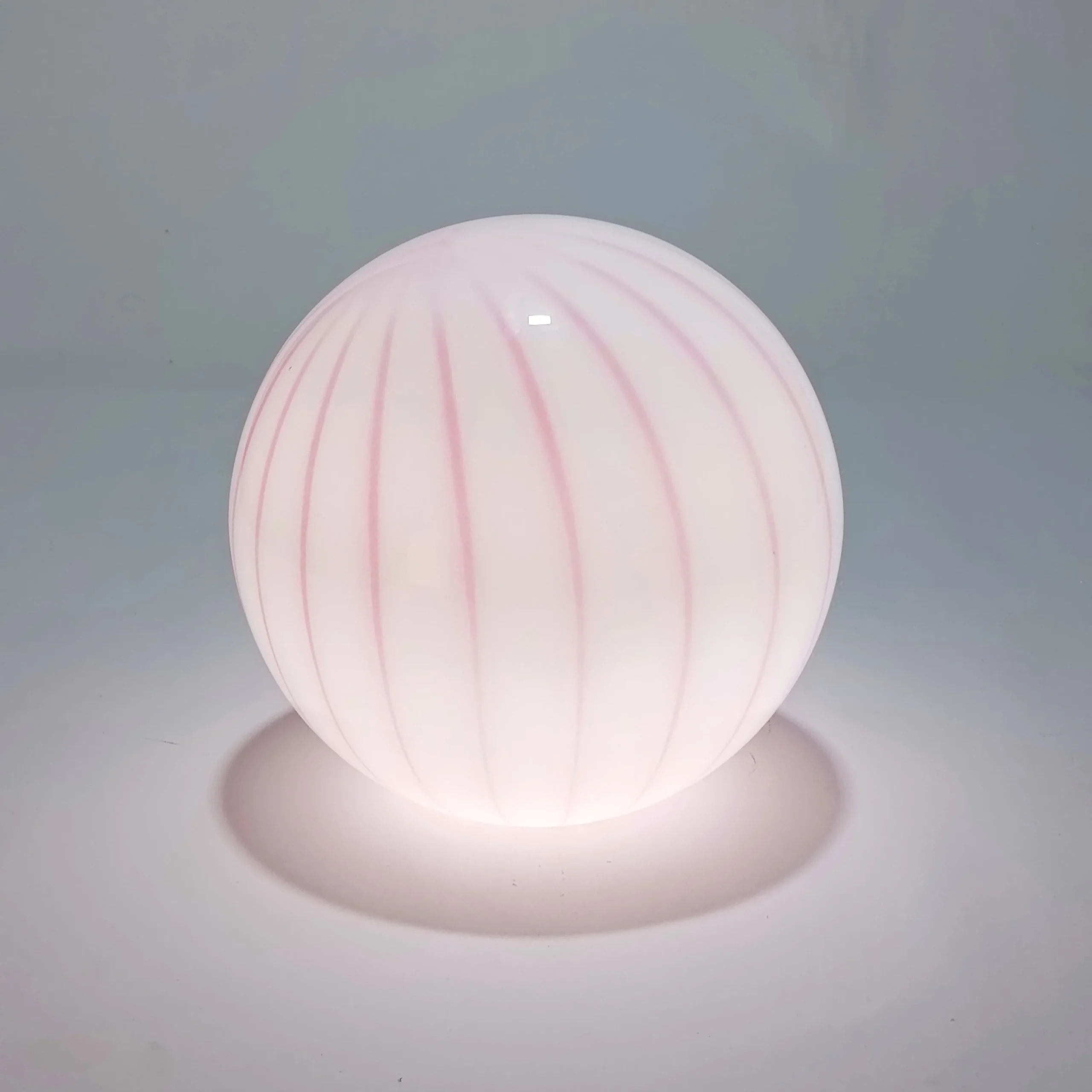 Lámpara de mesa inalámbrica de vidrio soplado – Rosa con rayas | Ø 25 cm
