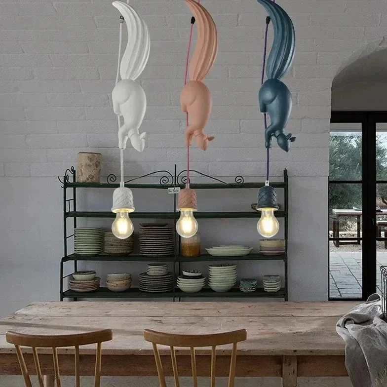Lámpara colgante con decoración de ardilla de resina
